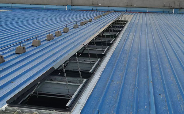 某城市大型商业综合体中庭长武排烟窗工程